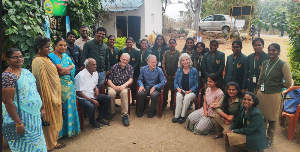 அறிவுத் தோட்டம் நேற்று மாணவர்கள் மற்றும் வெளிநாட்டவர்கள் இணைந்த வருகையால் பரபரப்படைந்தது . திருவண்ணாமலை மாவட்டம் வேளாண் கல்லூரி மாணவிகள் வருகை தந்தனர். வெளிநாட்டவர்களும் இணைந்து நேற்றே அறிவு தோட்டத்தை கண்டு களித்து மகிழ்ந்தனர்.