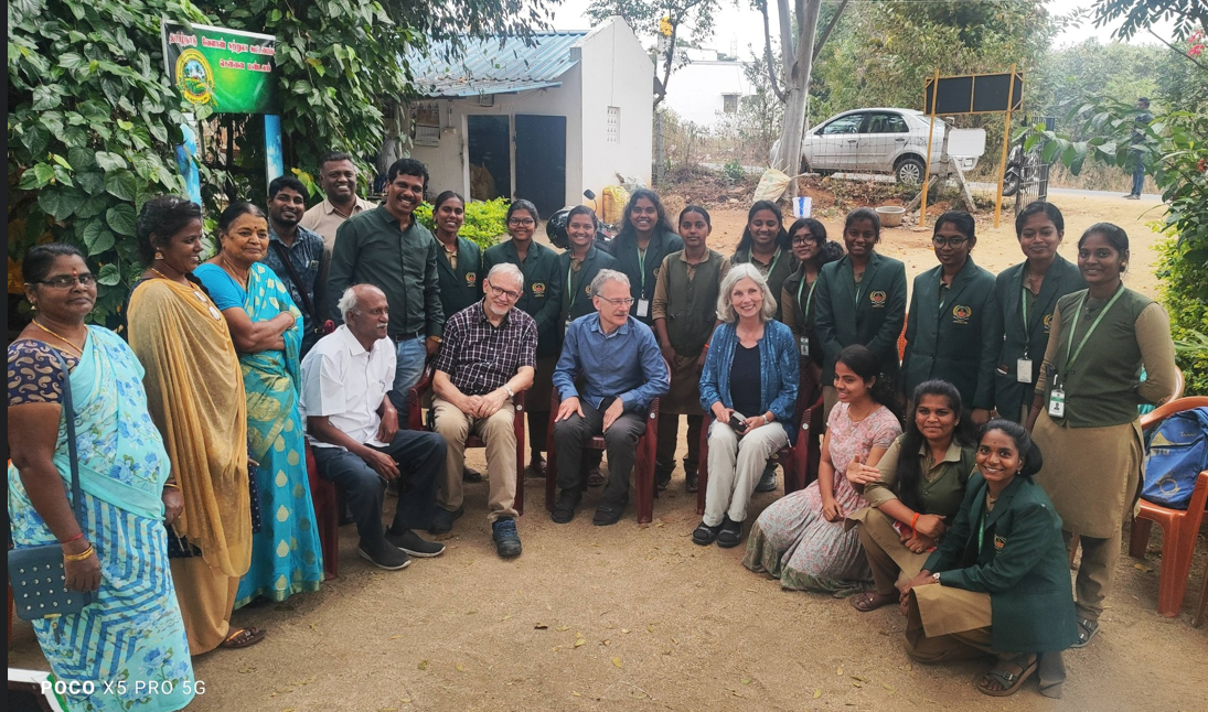 அறிவுத் தோட்டம் நேற்று மாணவர்கள் மற்றும் வெளிநாட்டவர்கள் இணைந்த வருகையால் பரபரப்படைந்தது . திருவண்ணாமலை மாவட்டம் வேளாண் கல்லூரி மாணவிகள் வருகை தந்தனர். வெளிநாட்டவர்களும் இணைந்து நேற்றே அறிவு தோட்டத்தை கண்டு களித்து மகிழ்ந்தனர்.